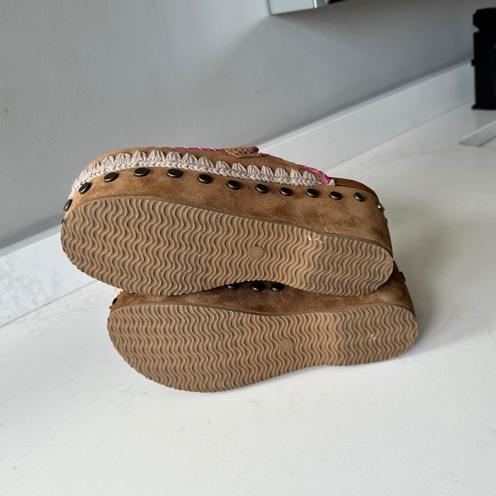 Mou | Leather Overstitching Suede Clogs - Cognac & Pink - 60mm Wedge - Picture 15 of 15